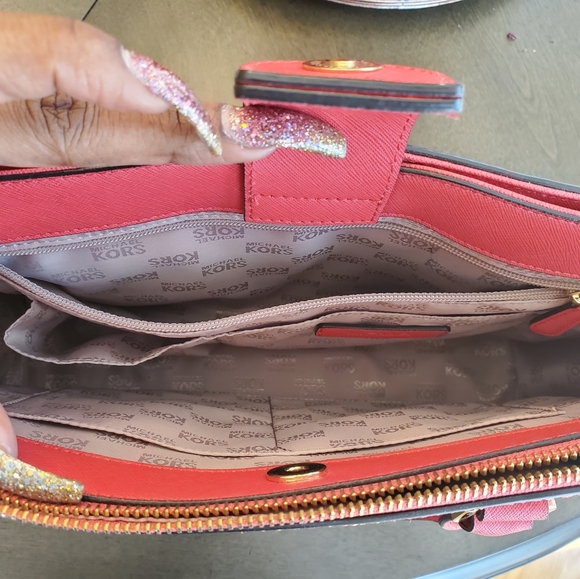 Authentic Michael Kors Chevron handbag. - Picture 4 of 7